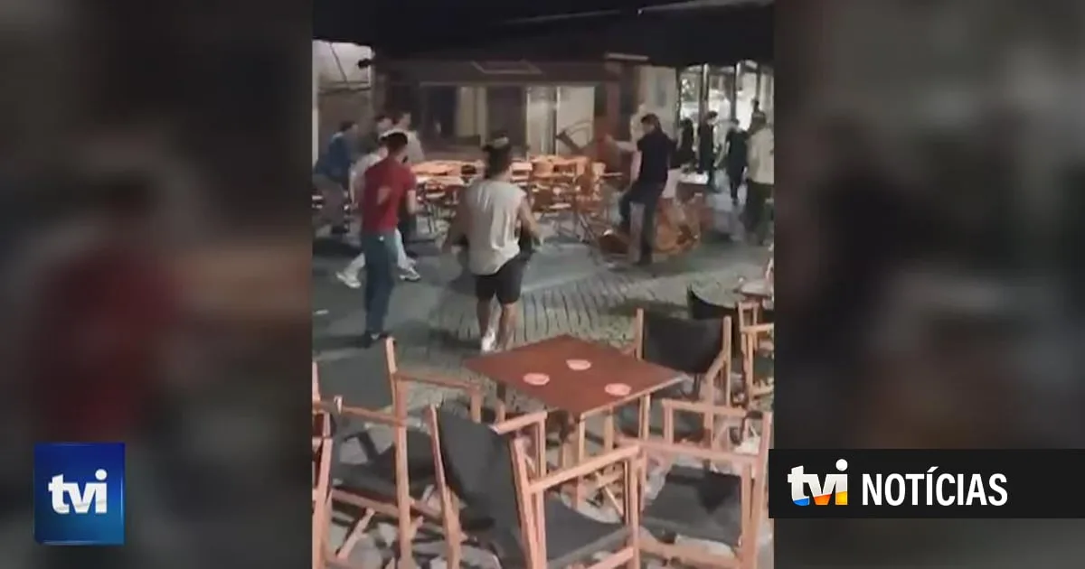 Uma carteira, um telemóvel e um fio de ouro roubados: grupo de turistas violentamente espancado no Porto