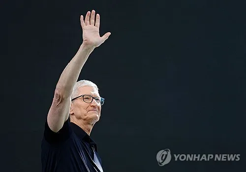 팀쿡 "우린 우주에 흔적" 애플 CEO 은퇴…신임 터너스엔 AI숙제