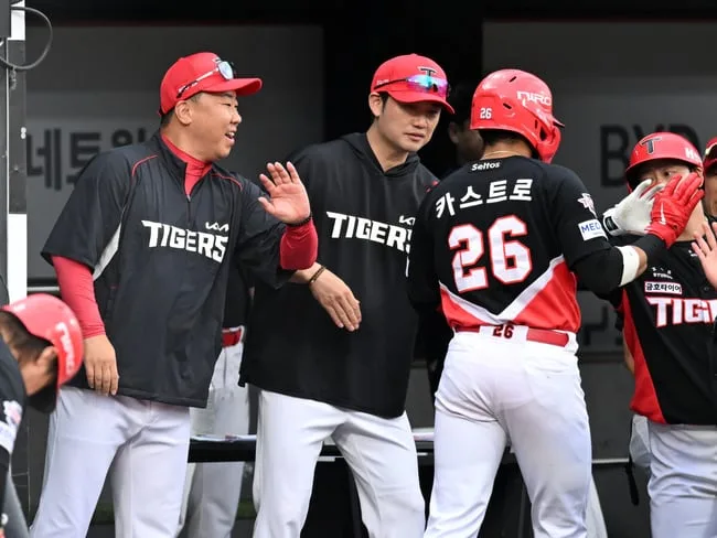 사직에서 날아온 LG 패배 이변, KIA 3위 티켓 보인다...NC 잡은 이범호 "승리 만든 선수들 모두 칭찬하고 싶다" [오!쎈 창원]