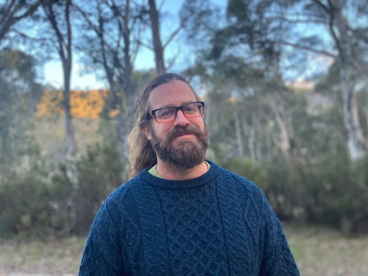 Saul Newman: “Si eres Elon Musk y lo has comprado todo, la única cosa que nos queda por venderte es escapar de la muerte”