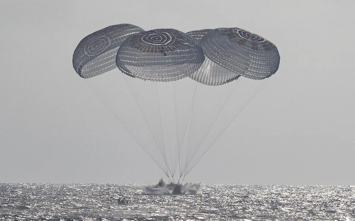 Crew Dragon с космонавтом «Роскосмоса» приводнился у побережья США. Видео