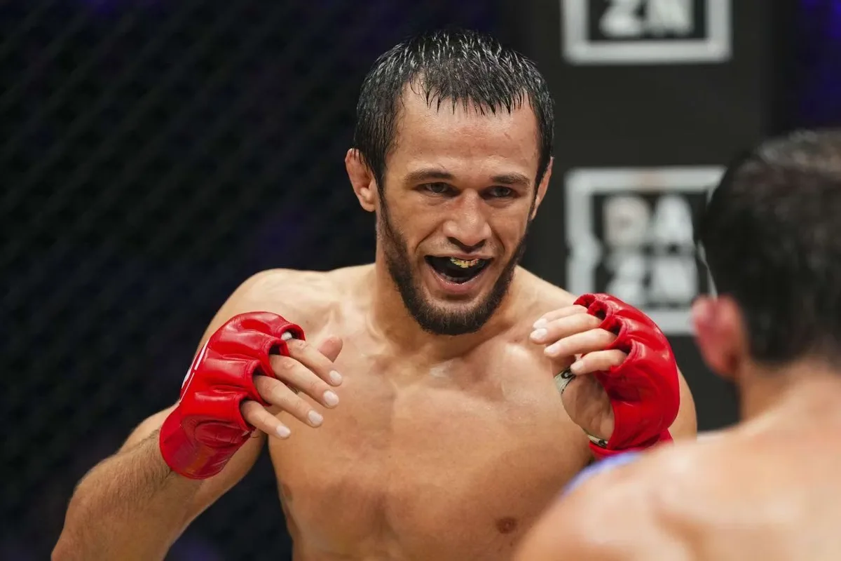 «На хату нельзя». Усман Нурмагомедов подшутил над лицом Махачева после UFC 330