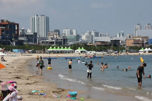 울산 35도 찜통더위…처서에도 해수욕장 인파로 붐벼