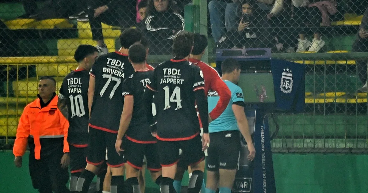 Video: el gol que le anularon por VAR a Estudiantes contra Barracas
