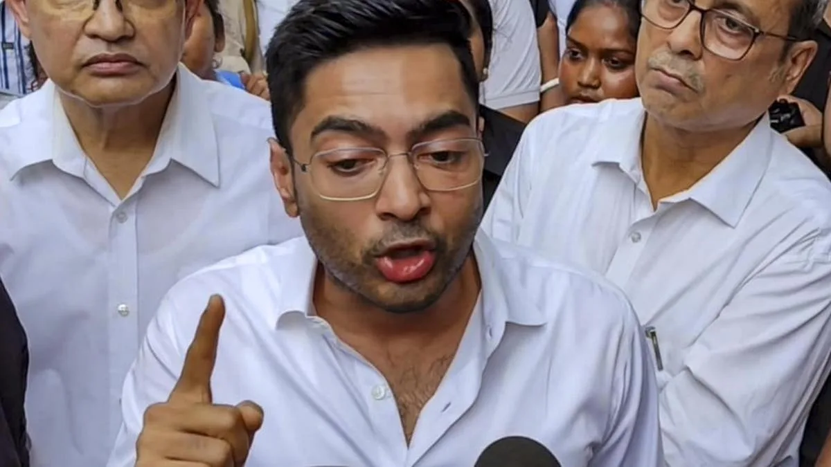 Police scuffle senior Trinamool leaders, remove party hoarding from Camac Street building