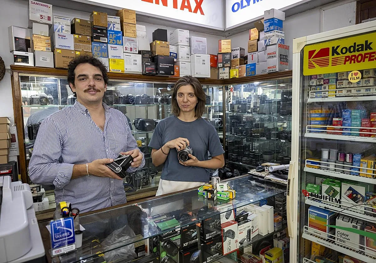 Un carrete, un viaje: por qué la generación Z está redescubriendo la fotografía analógica
