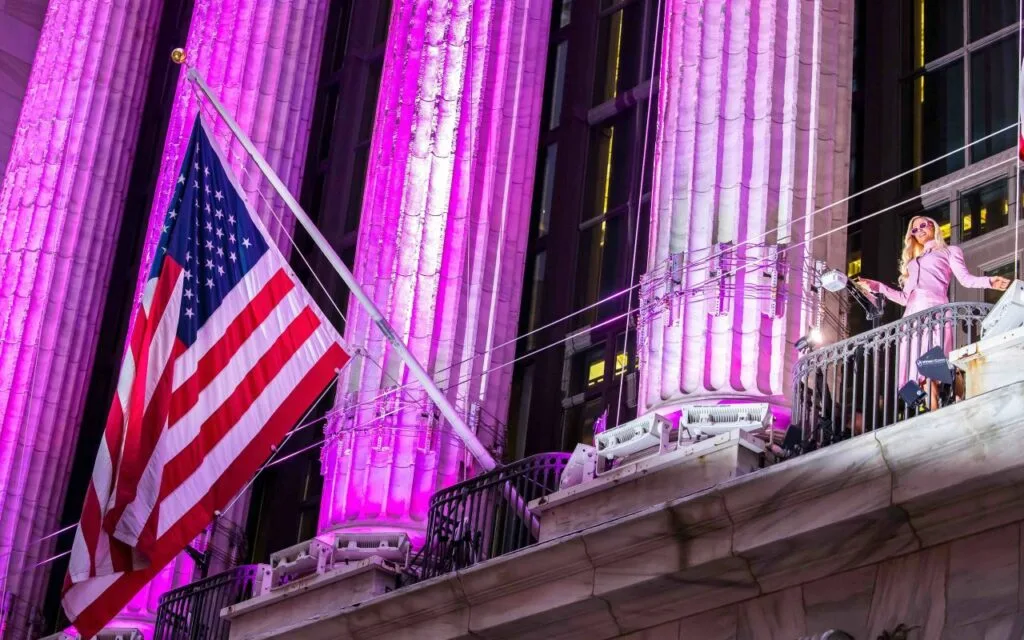 Wall Street fecha em baixa com juros da dívida dos EUA e petróleo a pressionarem mercados