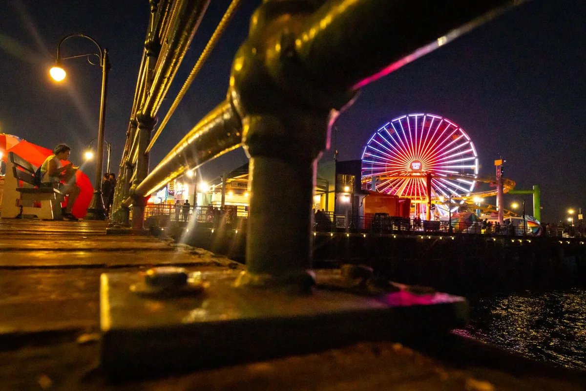Robbery turns into shooting near Santa Monica pier