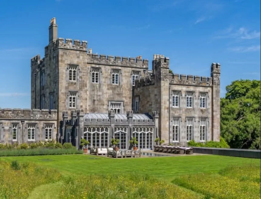 Mark Zuckerberg adquirió un castillo gótico de casi 200 años en Irlanda