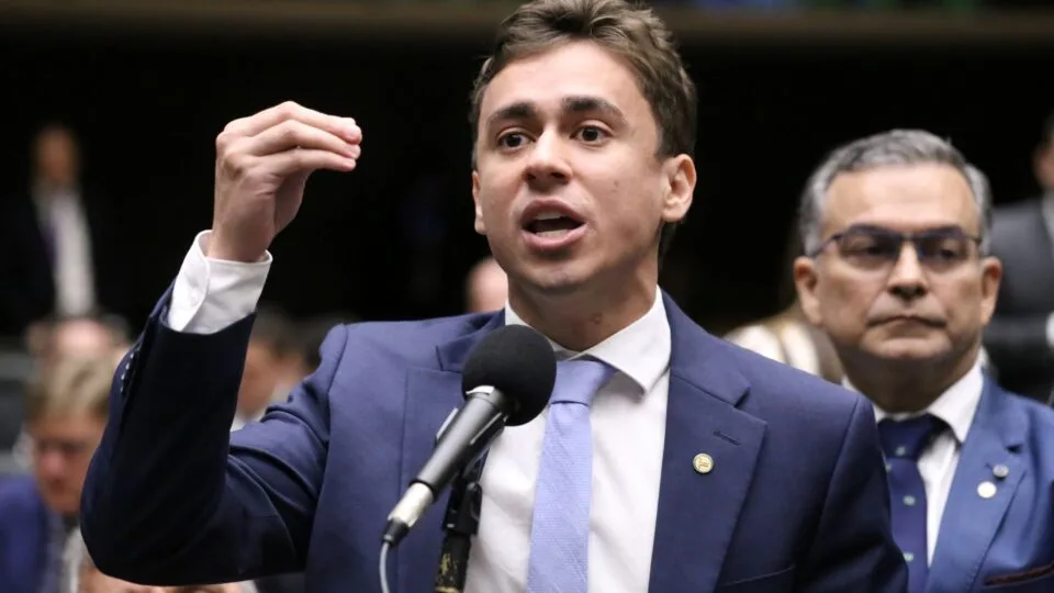 Brasil pode copiar Milei e cortar salários de políticos em 50% se contas ficarem no vermelho