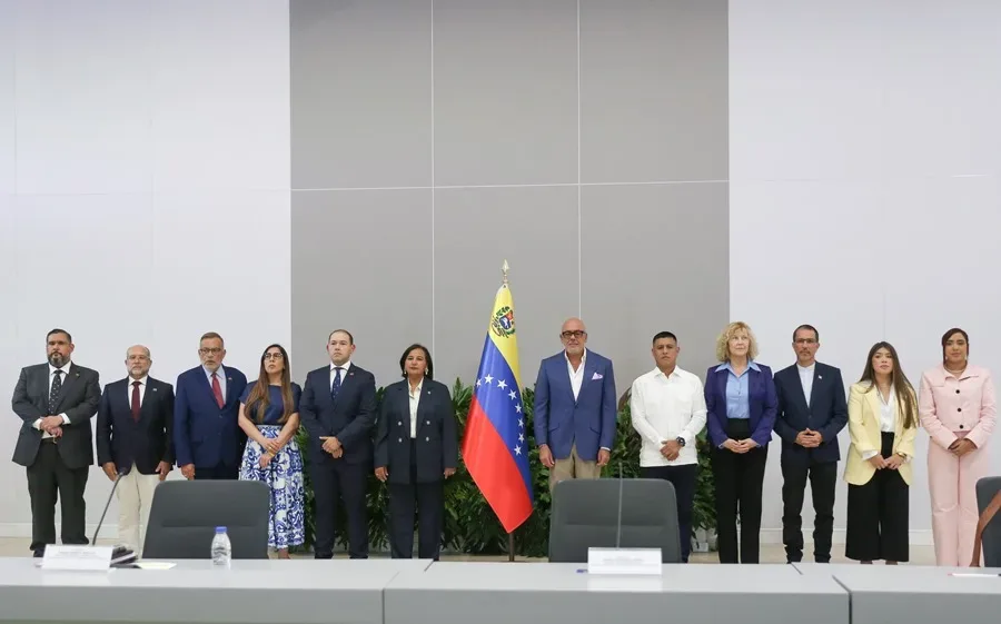 Mesa de diálogo cierra agosto con el TSJ en la mira: analistas perciben “logro moderado”