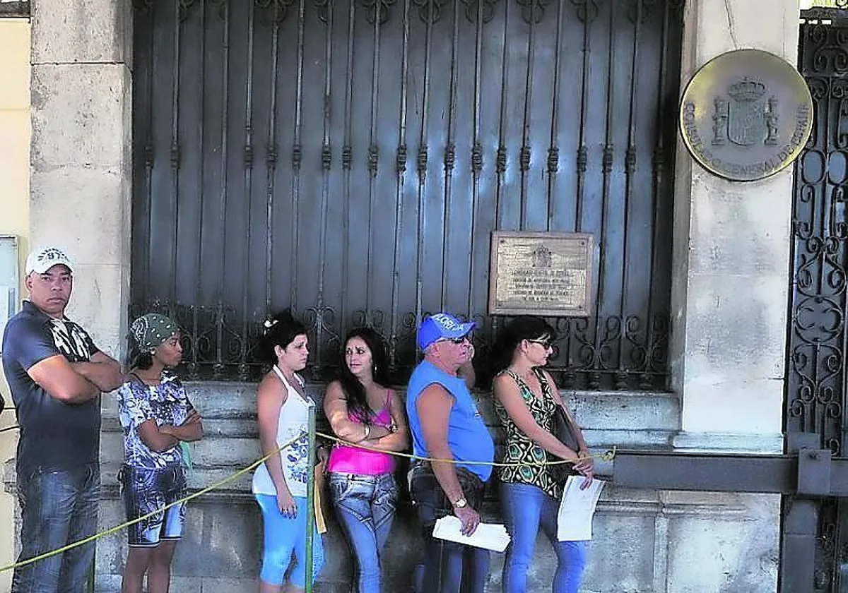Precariedad informática en Exteriores: volcado manual en Excel ante el bloqueo de los 163.000 votos de la 'ley de nietos'