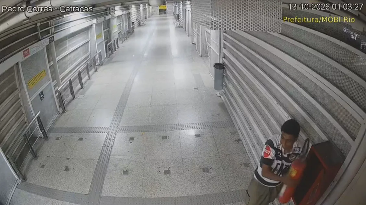 Dupla é detida após furtar extintor de estação do BRT na Barra Olímpica; VÍDEO