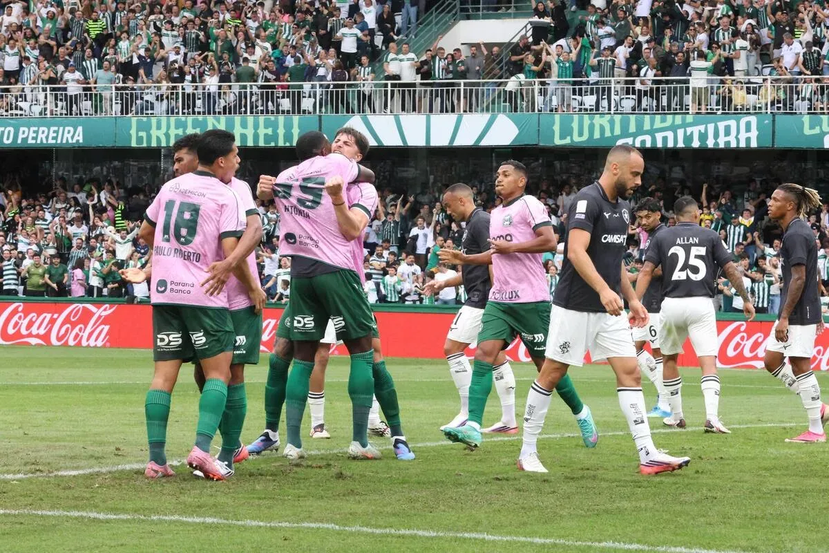 Botafogo empata com Coritiba, chega aos 36 pontos e segue ameaçado pelo rebaixamento no Brasileirão