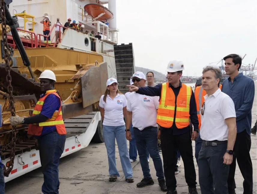 EE. UU. entrega maquinaria pesada para la reconstrucción de Venezuela