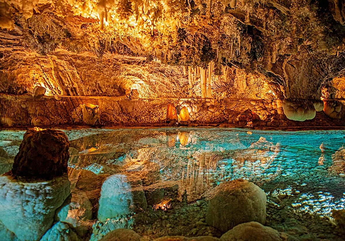 Bajo este pueblo de Andalucía se esconde una gruta de tres niveles y más de dos kilómetros de lagos y galerías