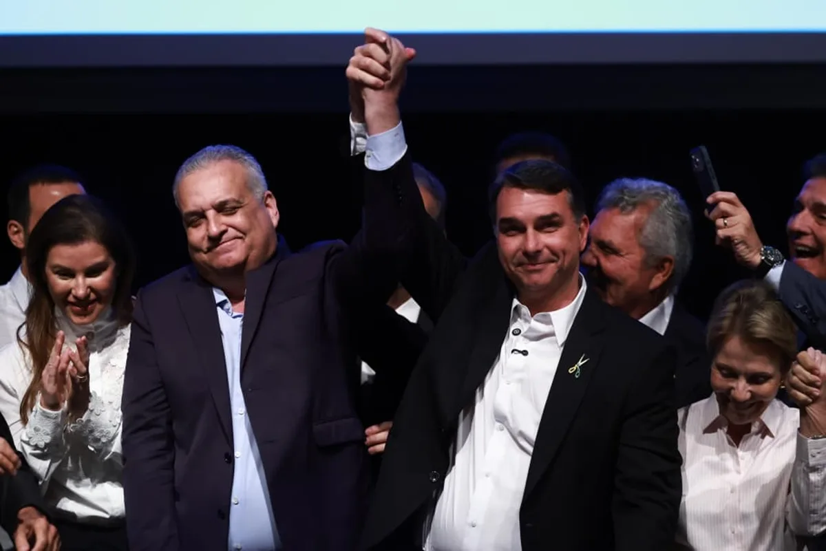 Flávio registra candidatura no TSE e declara R$ 8,1 milhões em bens
