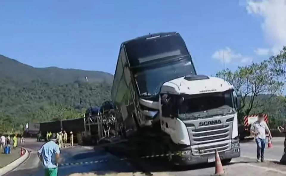 Carreta que causou engavetamento na BR-277 estava com freios manipulados, diz PRF
