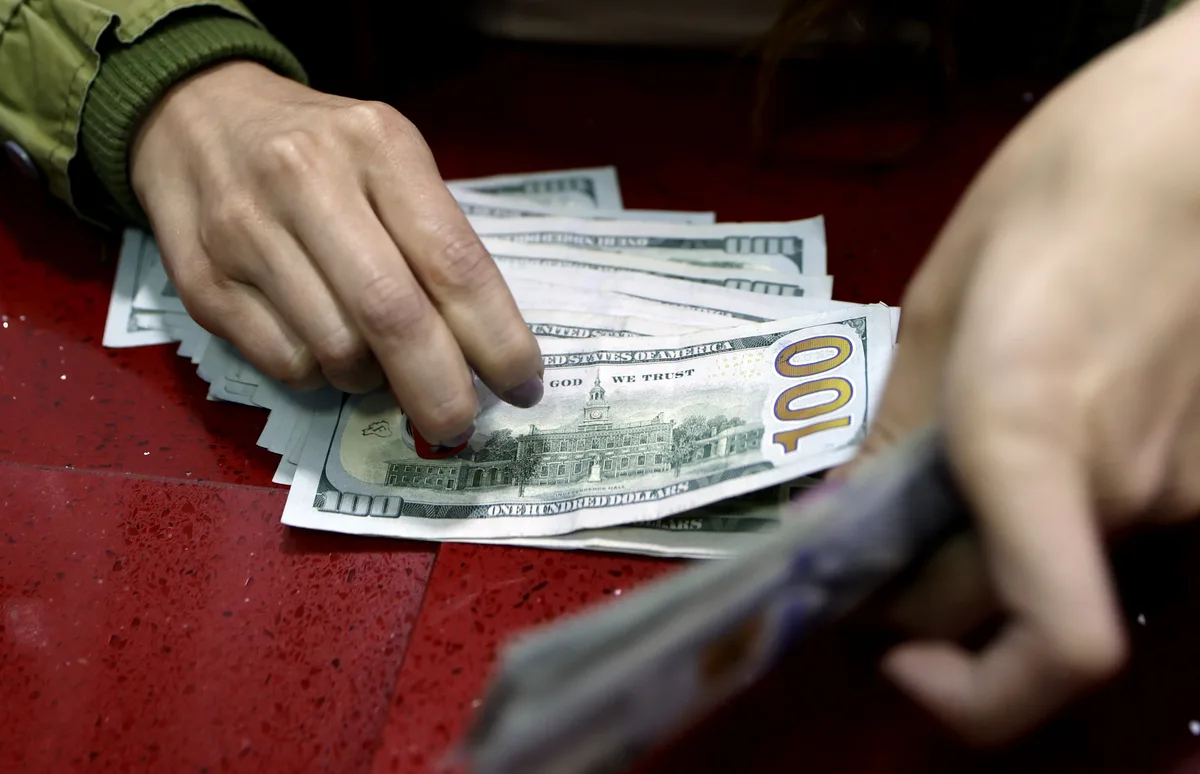 Dólar, tasas de interés y precios altos: lo que tendría que enfrentar Abelardo de la Espriella al cierre de agosto y de 2026