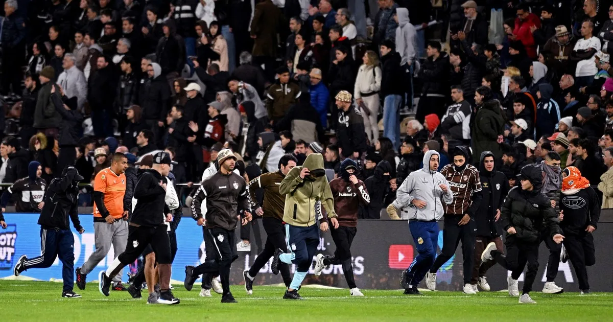 Caos en Vicente López: la barra de Platense invadió el campo, robó una bandera de Fluminense y empañó su despedida de la Libertadores
