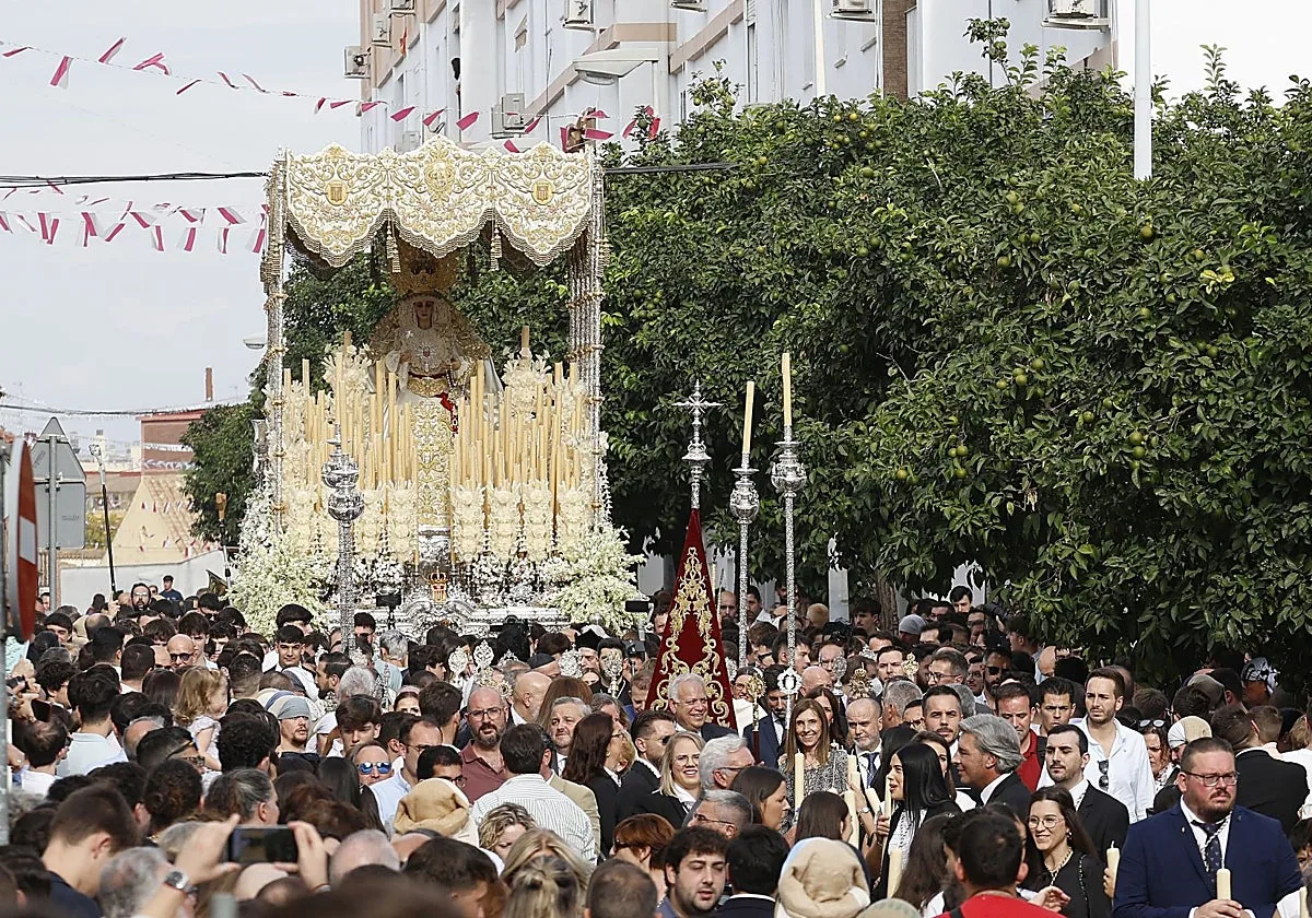 La Merced, la blanca belleza deslumbra con medio siglo de rezos en Córdoba