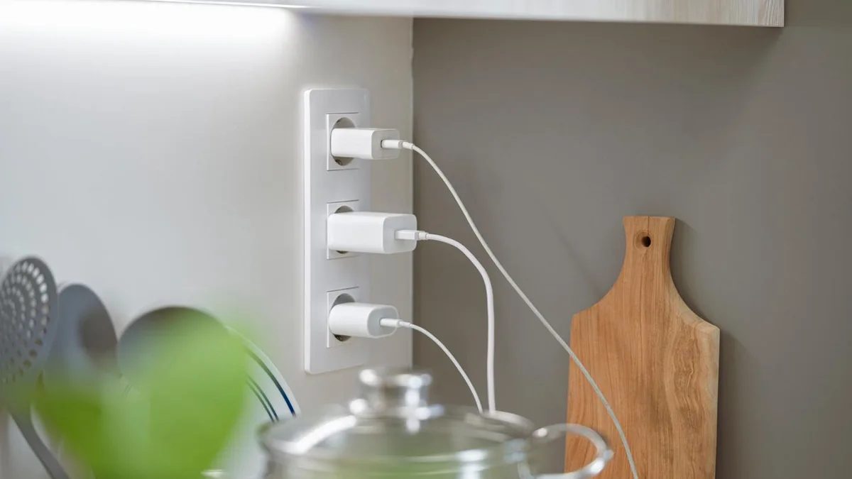 Energiefresser: So viel verbraucht ein Ladekabel, das in der Steckdose bleibt