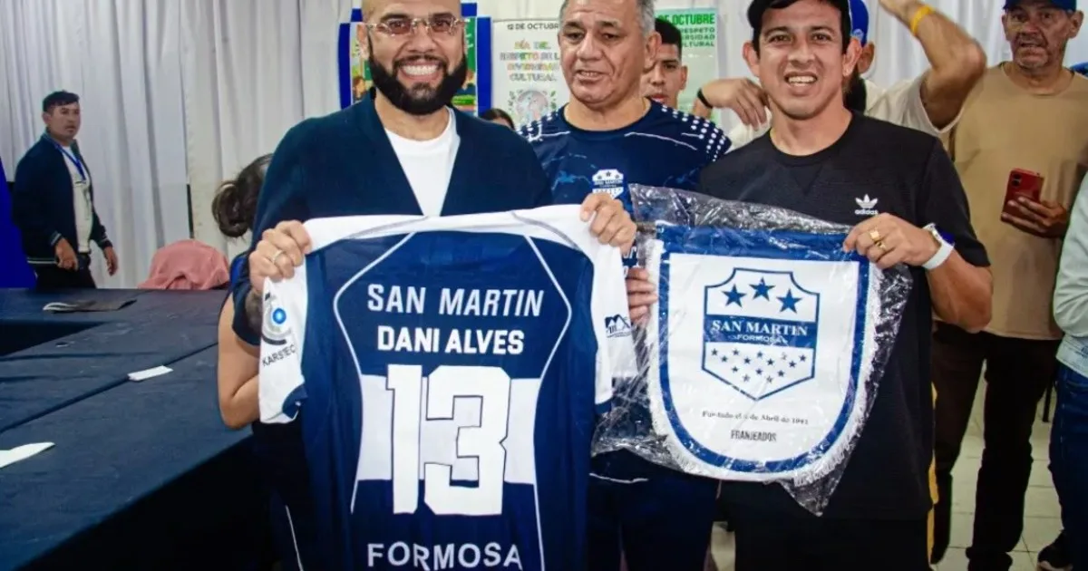 ¿Dios lo ayuda? San Martín de Formosa recibió a Dani Alves antes de la semi por el ascenso