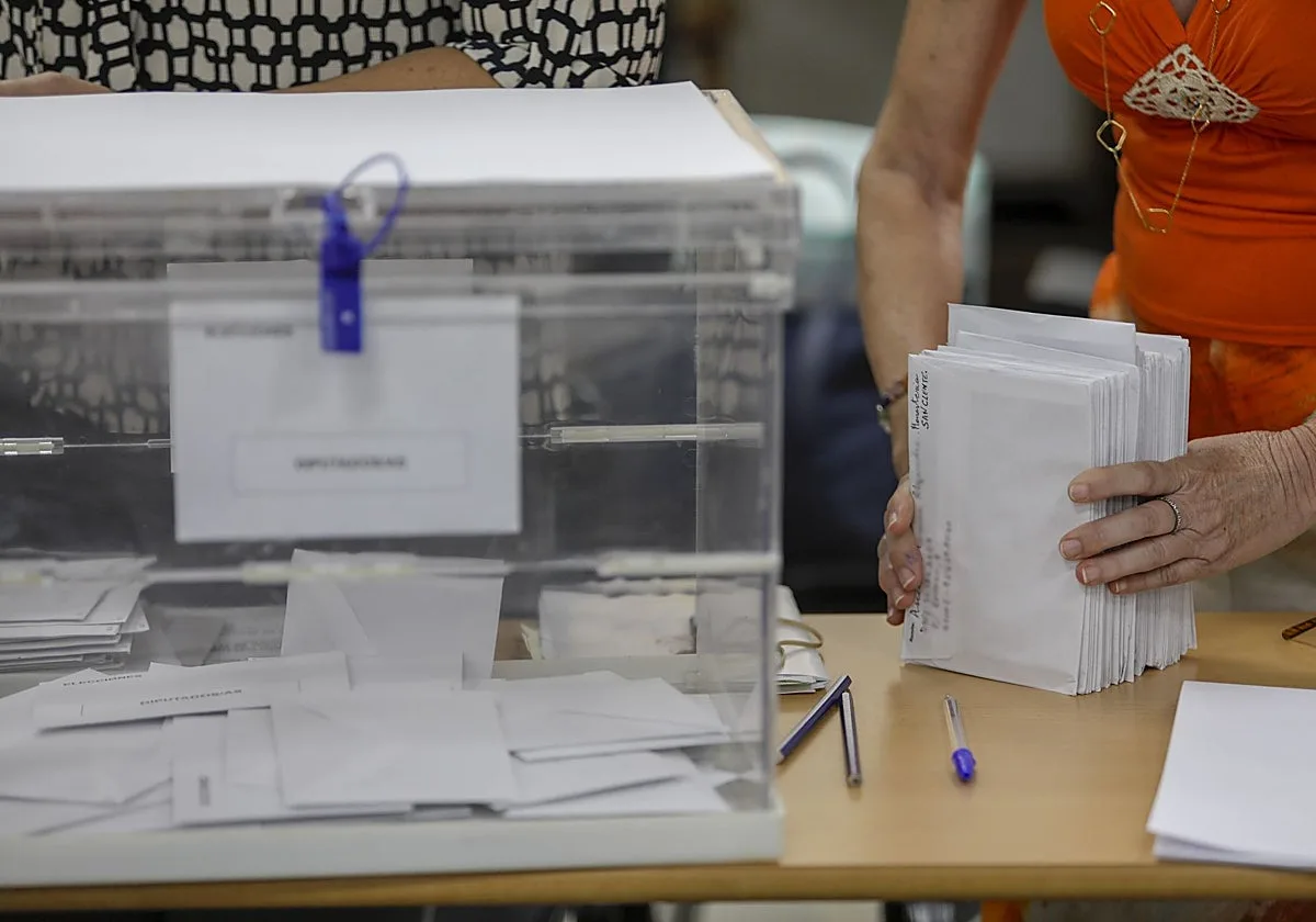 Génova desarrolla un sistema paralelo de recuento de votos para las mesas electorales
