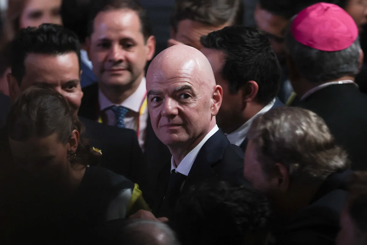 Se busca candidato para la moción de censura a Infantino