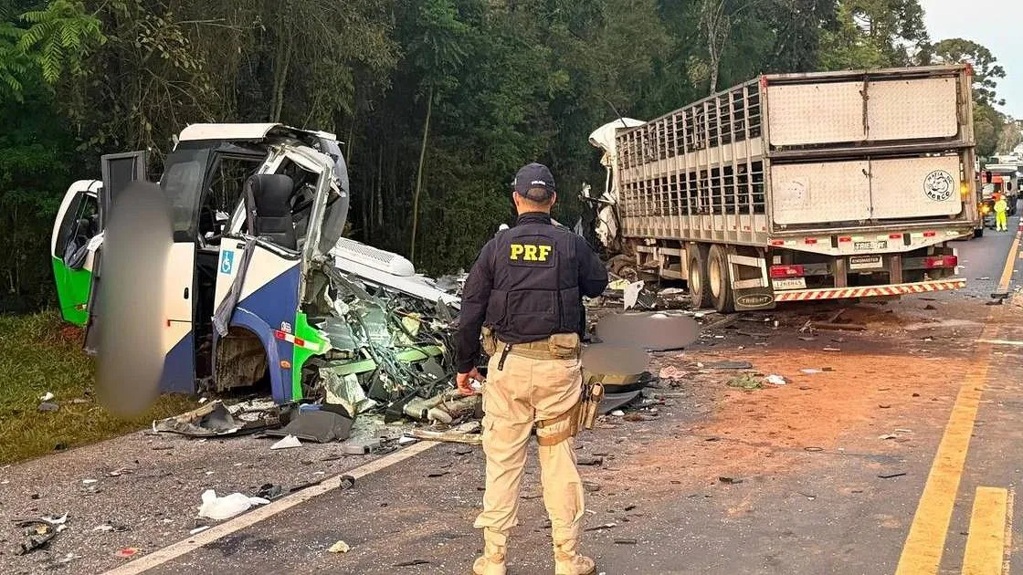 Colisão entre autocarro e camião provoca 23 mortes no Brasil
