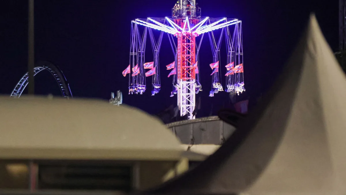 30 Meter über dem Boden: Menschen hängen im Kettenkarussell auf Hamburger Dom fest