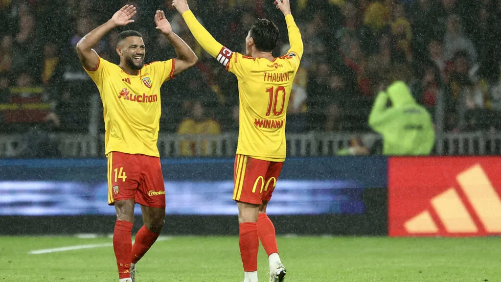 Lens renoue avec la victoire contre Lyon pour le retour de la Ligue 1