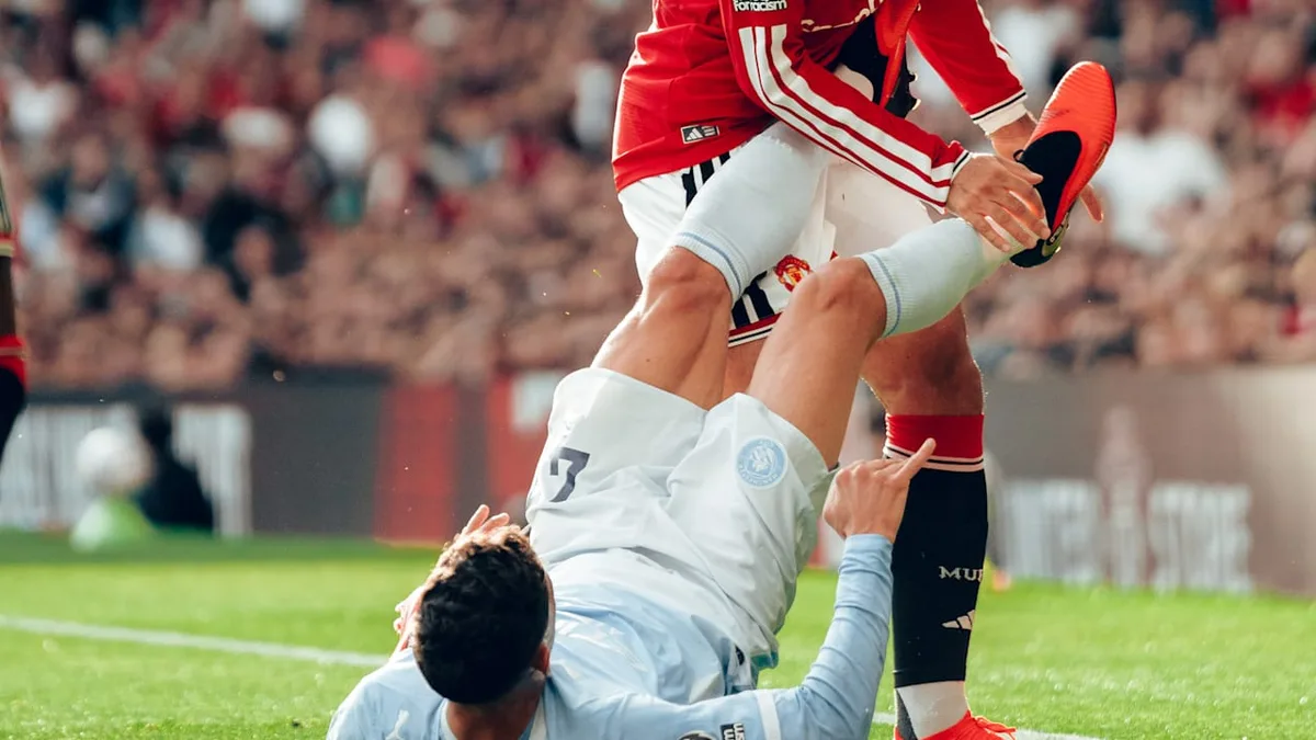 Rot im Manchester-Derby - ManCity-Star fliegt für Brutalo-Tritt