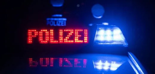 Polizei holt jungen Mann vom Dach eines Autos