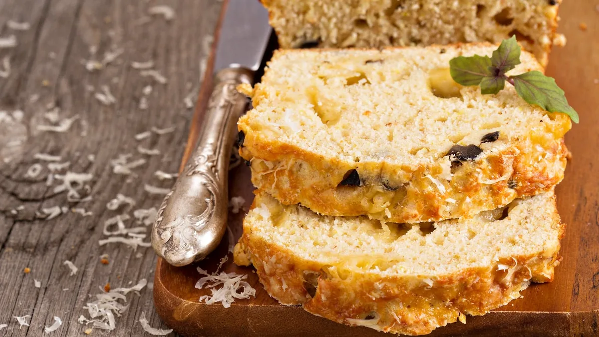 “El pan sin gluten más esponjoso que parece un budín lleva una zanahoria, 2 huevos y aceite de oliva”