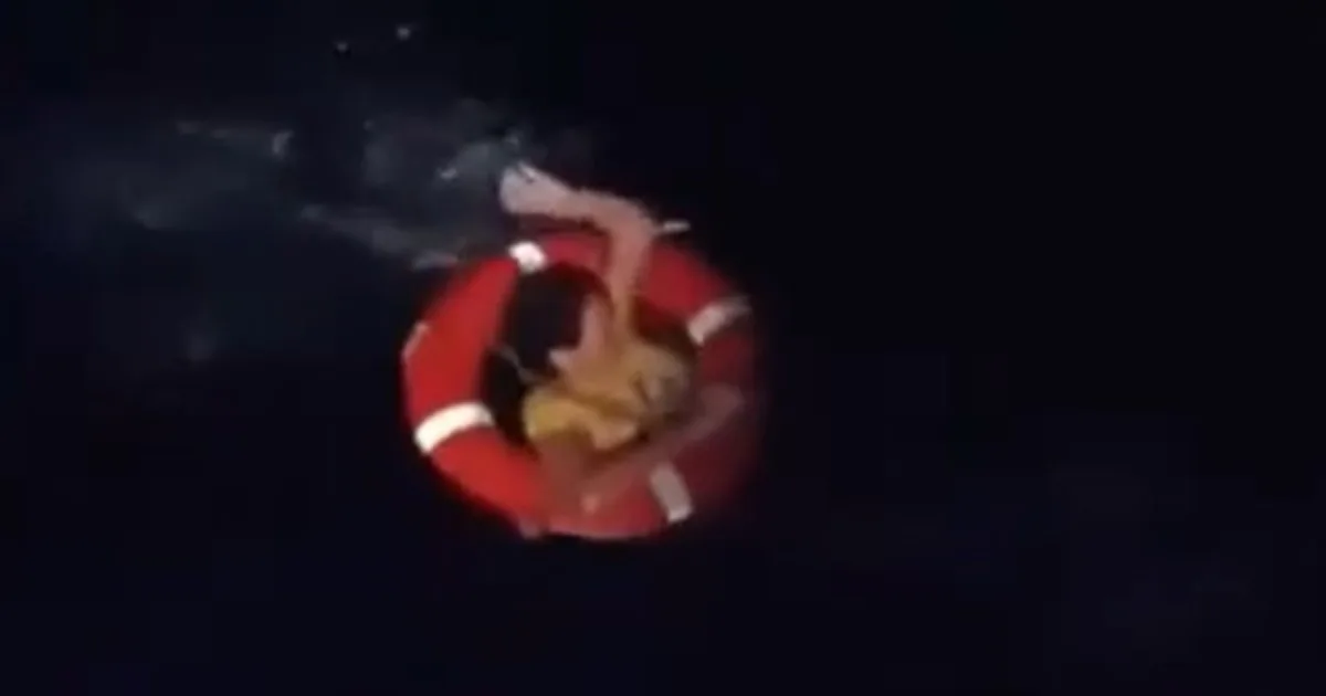 Una mujer fue hallada con vida en el mar tras pasar más de 20 horas a la deriva: la insólita explicación de la guardia costera