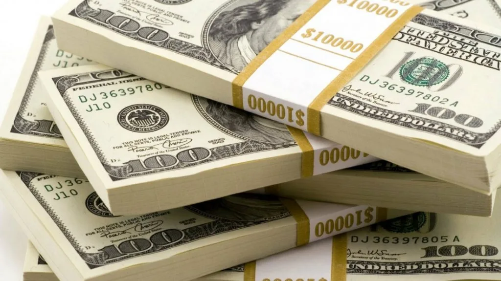 Dolarizar no se traduce en mayor poder adquisitivo de la población, advierten economistas