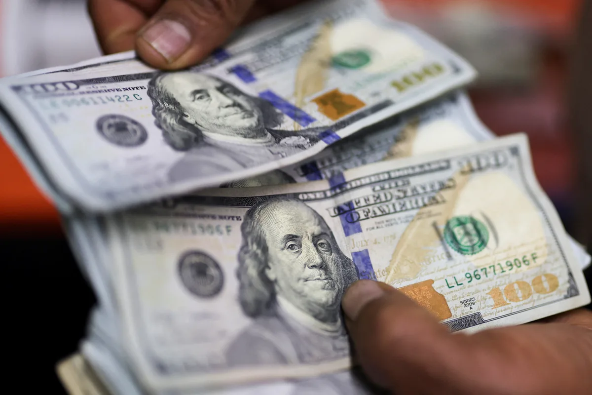 Dólar oscila e Ibovespa sobe, de olho em preços do petróleo e pesquisas eleitorais