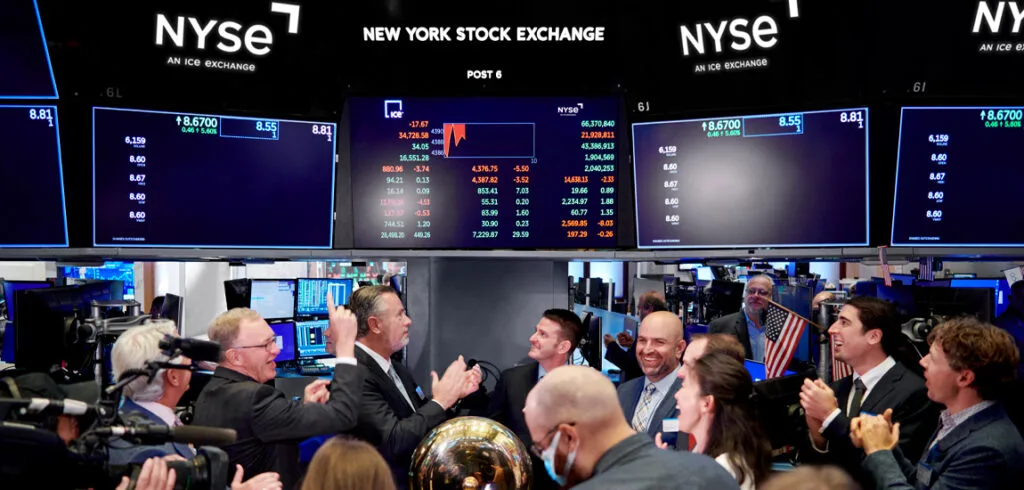 Wall Street cai com pressão de alta dos juros soberanos