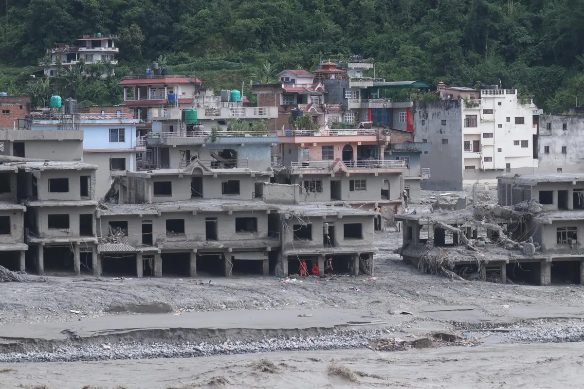 Nepal eleva a más de 1.250 los muertos por la riada en la frontera con China, con más de 4.200 desaparecidos