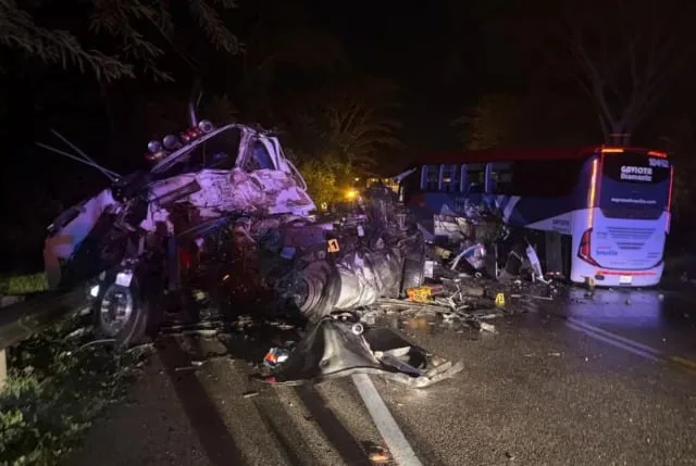Violento choque entre un bus de transporte público y una tractomula en la troncal de Occidente: hay hasta el momento un muerto y 15 heridos