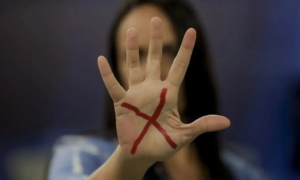 Homem que agrediu ex com socos, tentou atear fogo nela e atirou após ter sido rejeitado é preso após violar medida protetiva por 2 vezes