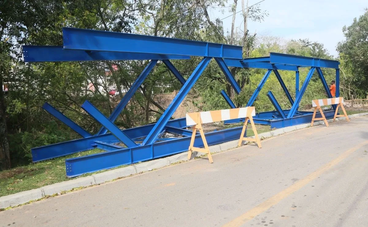 Após solicitação de moradores, nova passarela é instalada no Campina do Siqueira; veja detalhes