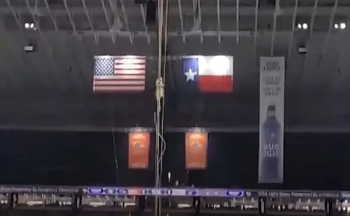 Muere militar durante exhibición de rápel en Universidad de Texas; incidente ocurre previo a partido