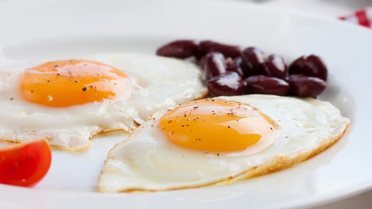Nutricionistas recomiendan tomaría dos o tres huevos en el desayuno y no quitar la yema porque aporta grasas