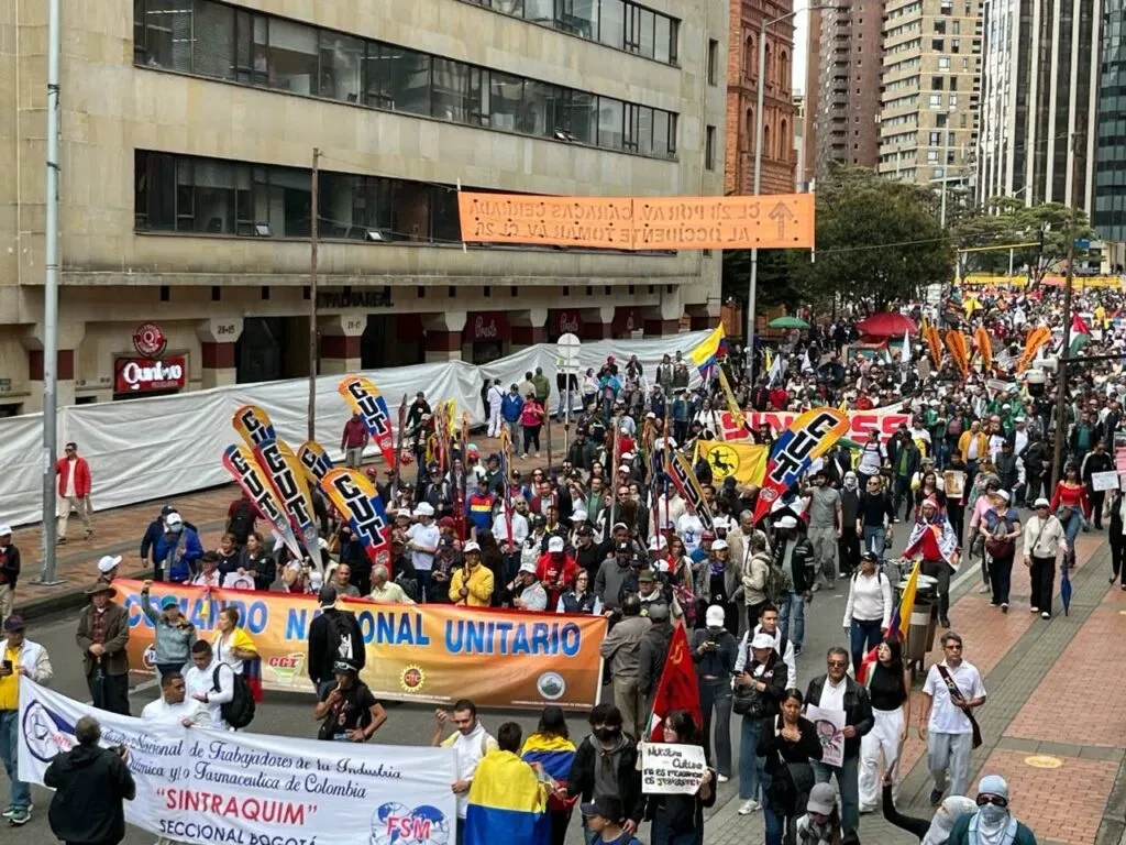 Milhares de colombianos marcham na primeira greve nacional contra o governo Espriella