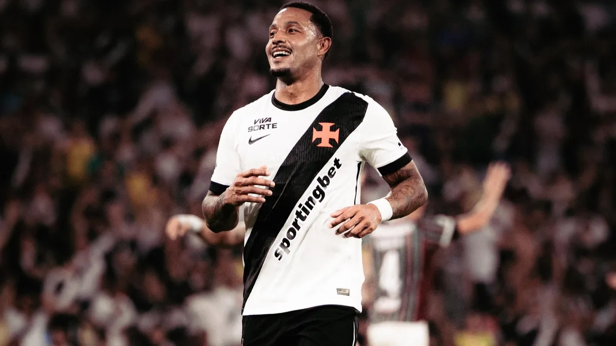 VÍDEO: David Corrêa estava dormindo quando policiais chegaram em casa; atacante do Vasco acompanhou agentes em buscas no CT