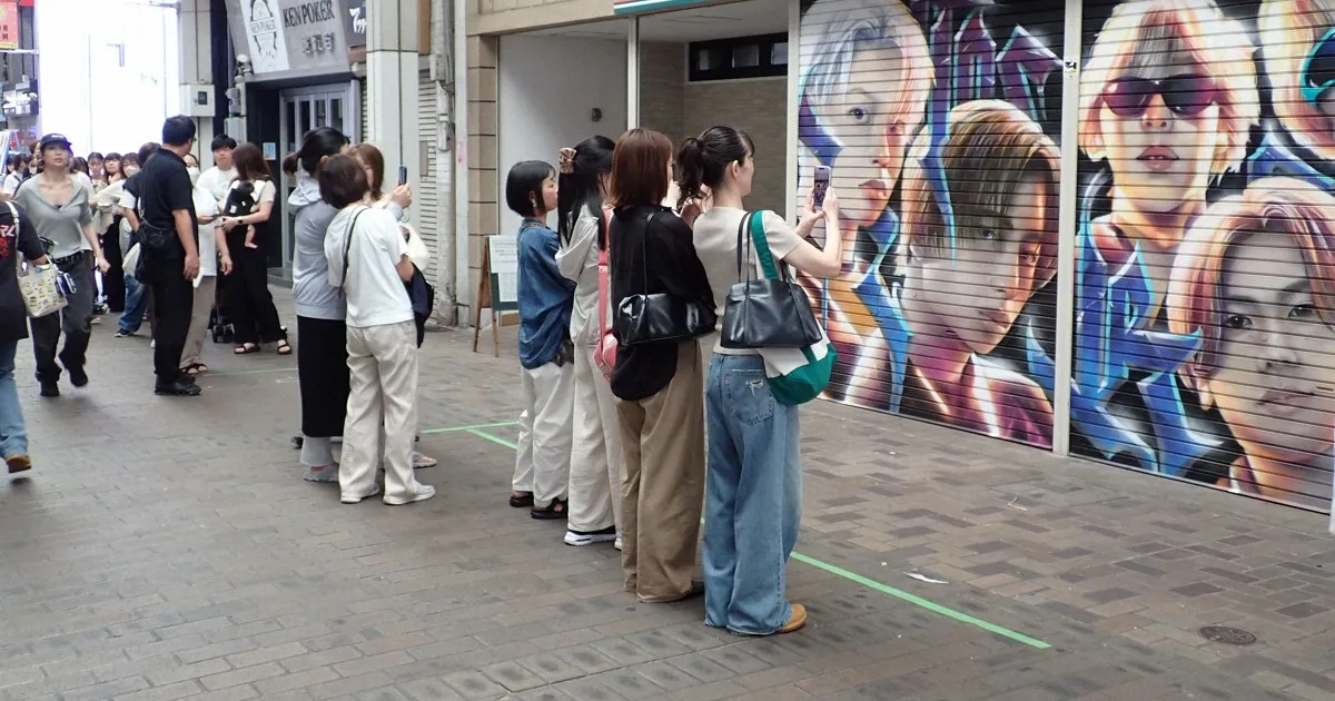 ここまで人が…BMSGの企画、商店街の閉じたシャッターに行列