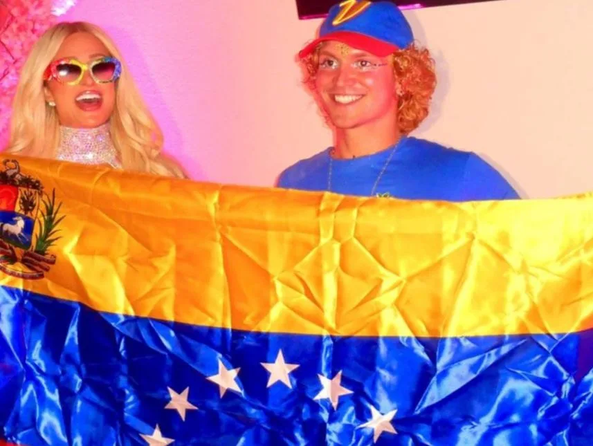 Paris Hilton posa con la bandera de Venezuela (+Video)