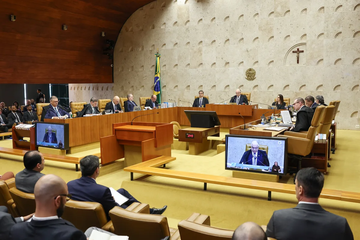 Moraes e Mendonça sentam lado a lado em sessão decisiva convocada por Fachin